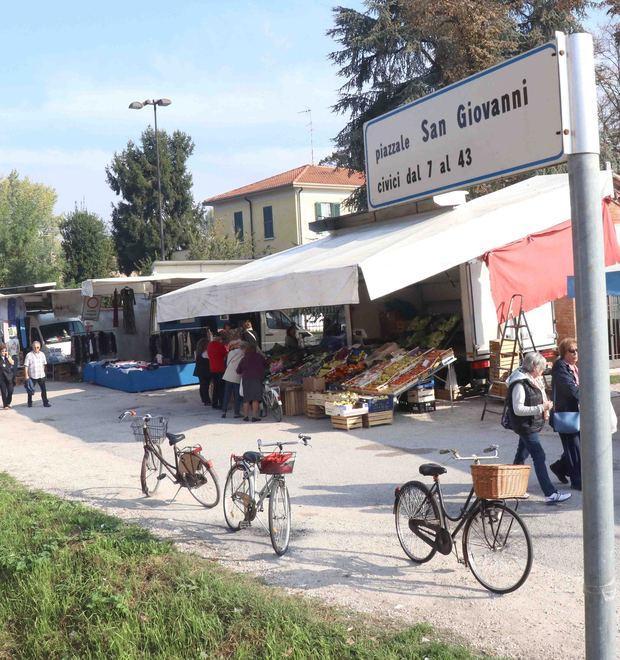 «Troppi disservizi per noi ambulanti dai lavori nel piazzale» 