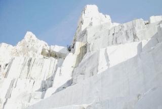 Una veduta delle cave di marmo