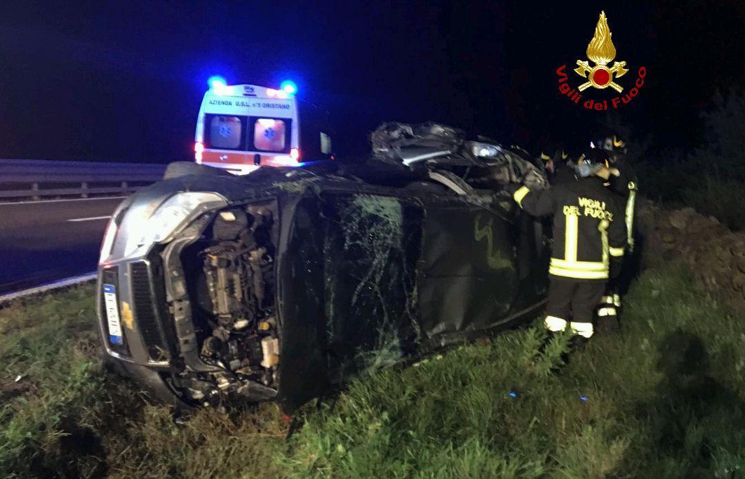 Con l'auto fuori strada sulla 131, tre persone ferite