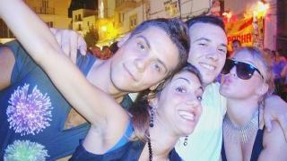 Cecilia Gifford (è quella con gli occhiali) a Ibiza con gli amici