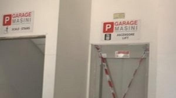Incubo in ascensore: cinque carpigiani in trappola. Salvataggio show dei vigili del fuoco