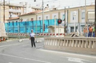 Sbarre chiuse al passaggio a livello di piazza della Repubblica. Sarà così per sempre?