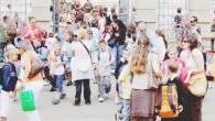Genitori e ragazzi in una libreria e sopra alunni all’ingresso a scuola