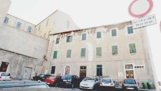 I segnali della Ztl in piazzetta del Mare e a destra una delle telecamere dei varchi elettronici