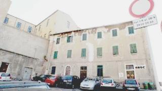 I segnali della Ztl in piazzetta del Mare e a destra una delle telecamere dei varchi elettronici