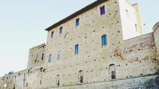 Il castello di Castelfalfi e un’immagine del borgo medievale