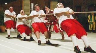 La squadra di tiro alla fune di Porta al Palagio a destra il corteo storico dei figuranti della contrada e sotto il titolo un altro momento della sfilata