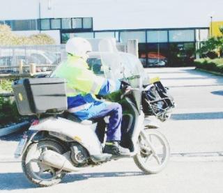 Un postino al lavoro