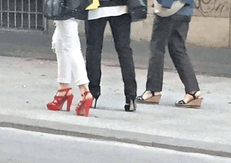 Donne con i tacchi offese su Facebook: tre uomini a giudizio 