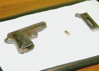 La pistola con il bossolo ritrovato