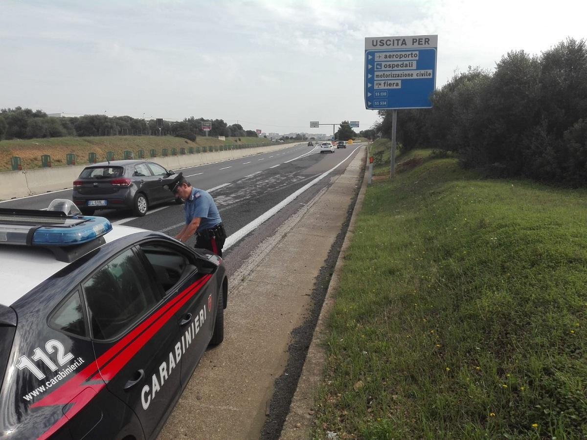 Ruba un'auto e senza patente sfreccia sulla 131: arrestato