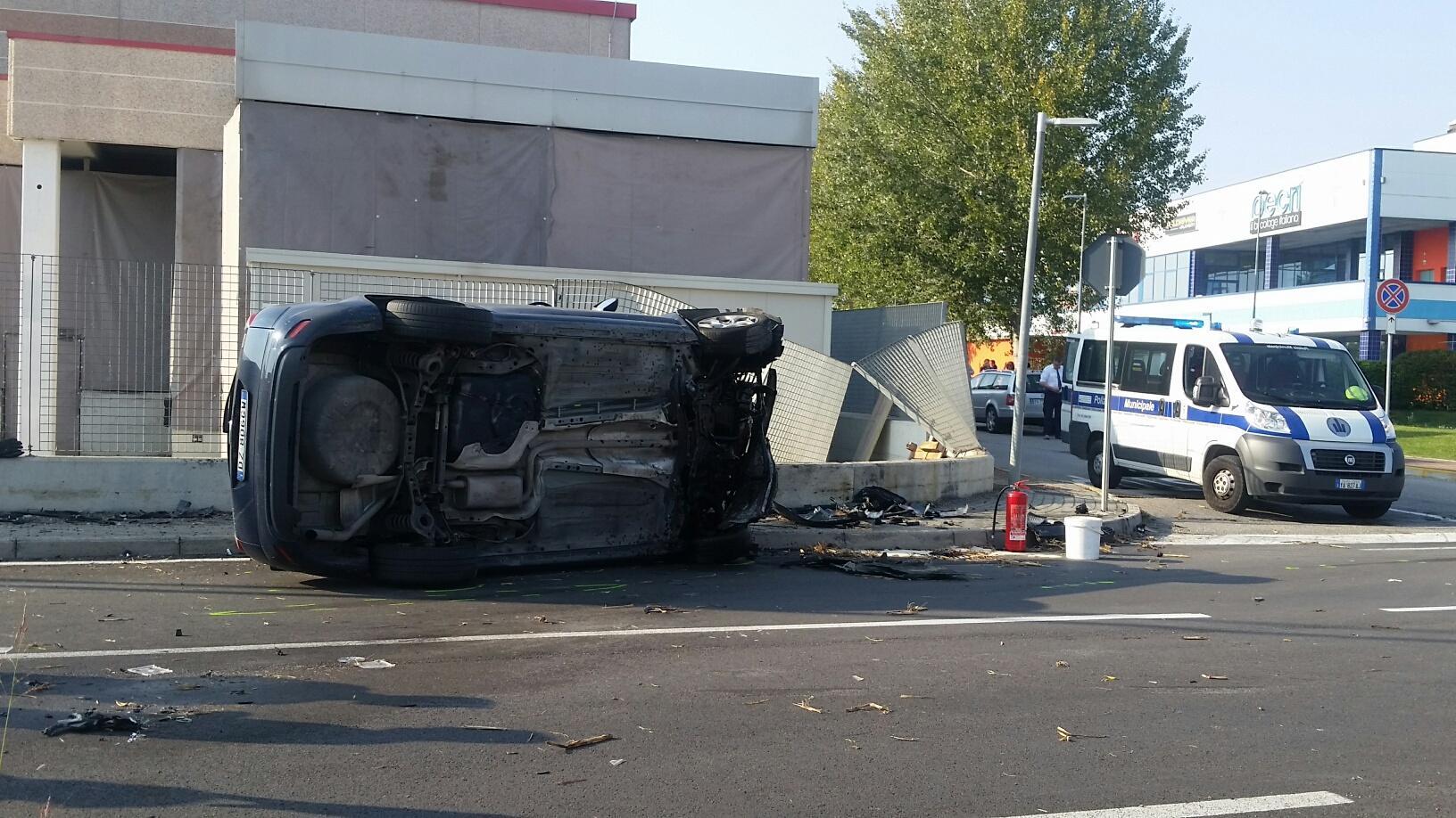 Schianto tra auto a Cento
