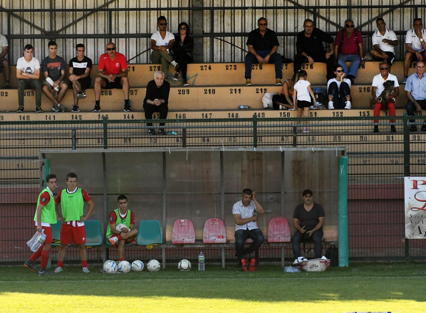 Panchina e tribuna in una recente partita della Tharros