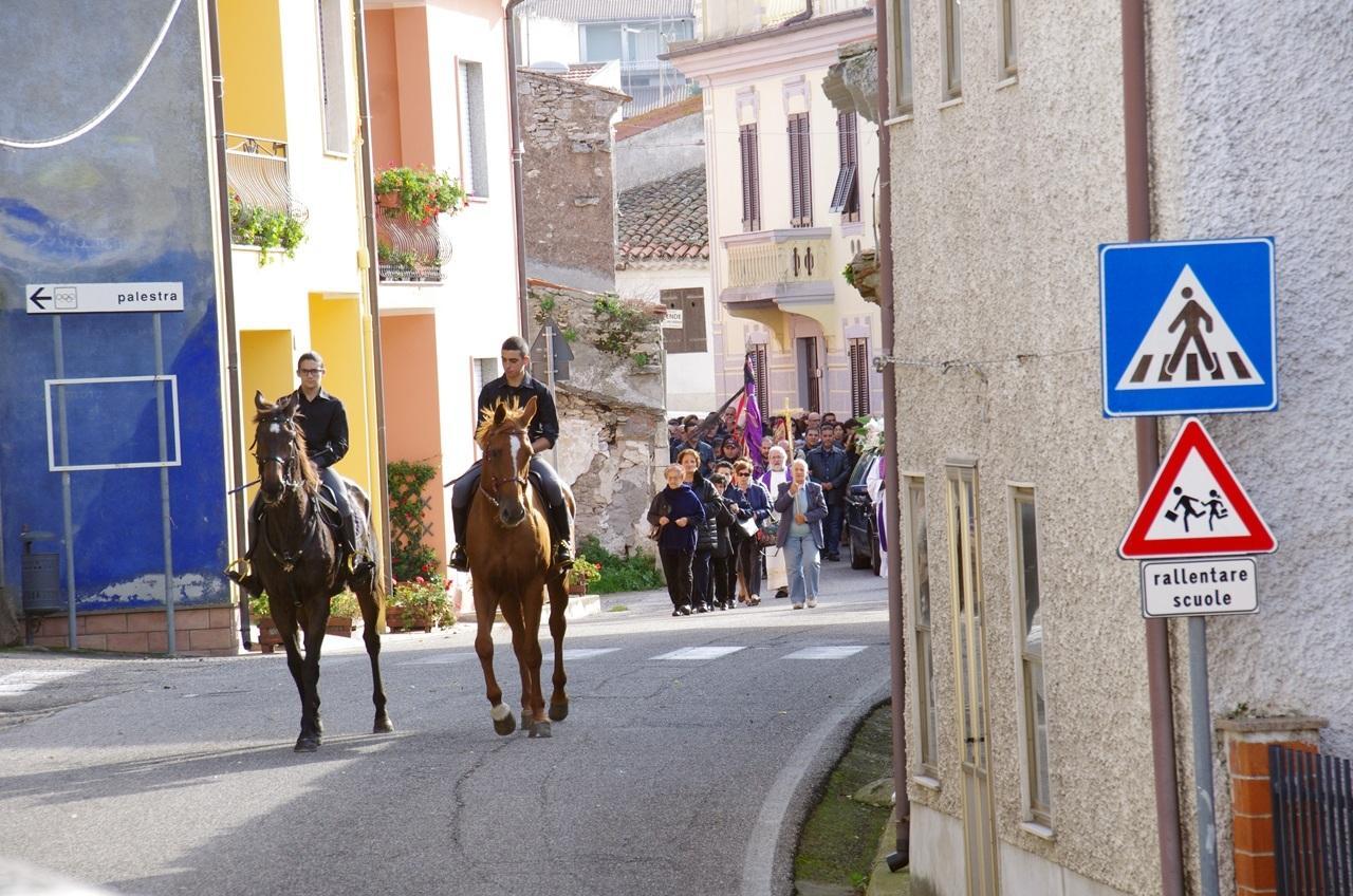 Folla a Cossoine per i funerali di Silvio Sotgiu