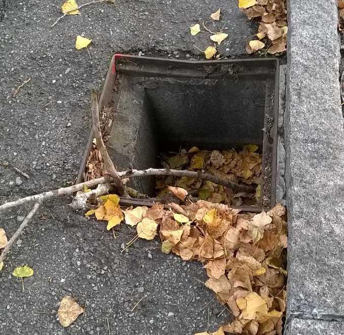 Rubati i tombini in strada