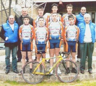 Gli allievi della Banca Cambiano e più a destra Kristian Sbaraglia vittorioso al traguardo