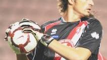 <strong>PORTIERE.</strong> Paolo Acerbis è nato a Clusone nel 1981. Dopo gli inizi con l’Alzano, una lunga militanza con l’Albinoleffe. Poi le 15 partite con il Grifone e la parentesi Catania. È alto 2 metri e 2 centimetri