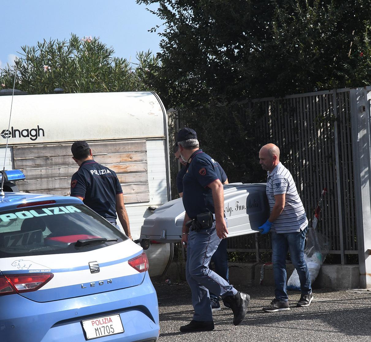 Oristano, clochard muore nella roulotte e il suo cagnolino lo veglia 