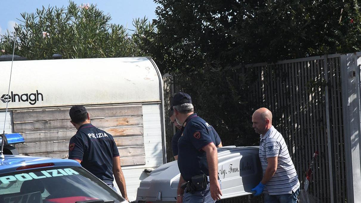 Oristano, clochard muore nella roulotte e il suo cagnolino lo veglia