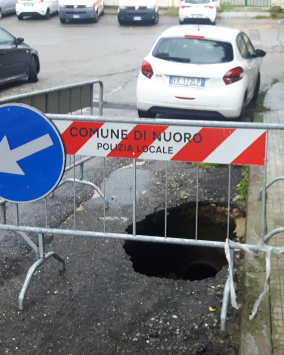 Voragine in via Calabria con le piogge 