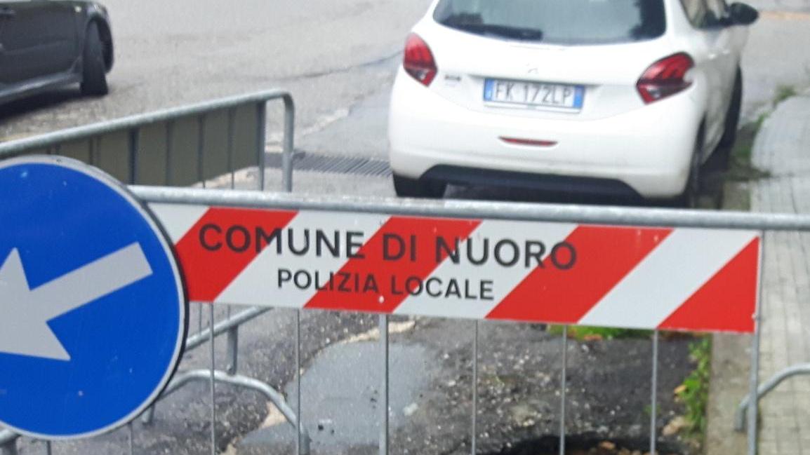 Voragine in via Calabria con le piogge