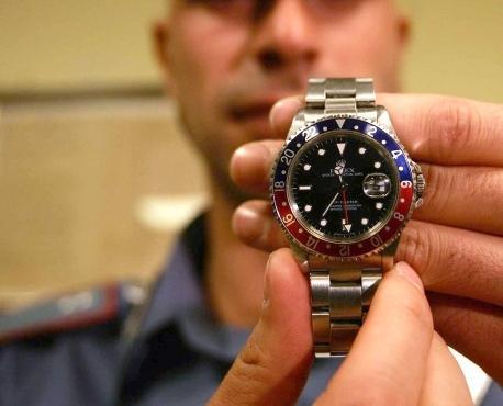 Gli chiede di fare sesso con lei poi gli sfila il prezioso Rolex 