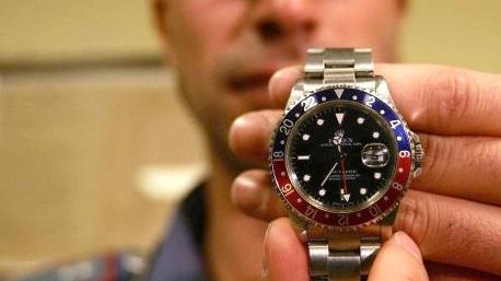Gli chiede di fare sesso con lei poi gli sfila il prezioso Rolex