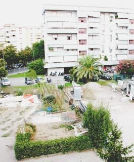 Una panoramica sul nuovo cantiere per la costruzione di 16 case popolari