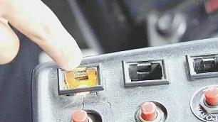 Cartoline dal pullman Atn Da sinistra, il tasto rotto dell’apertura della porta, uno sportello fuori posto, fili elettrici alla portata di tutti e un finestrino bloccato