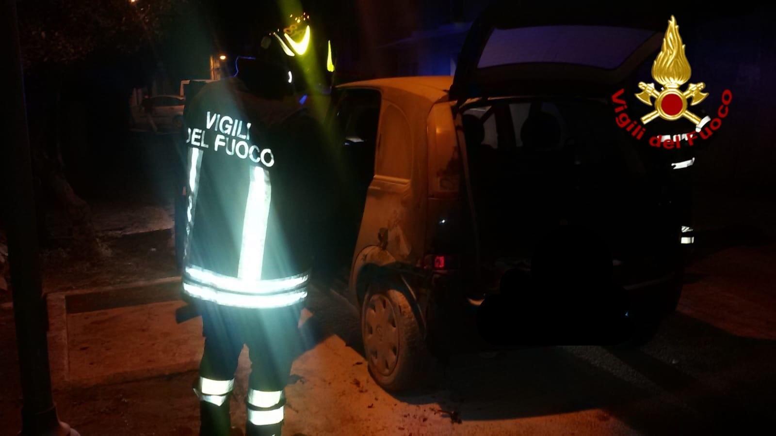 Incendio doloso nella notte: distrutta un'auto