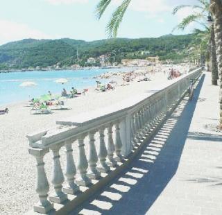 Il lungomare e la spiaggia di Cavo, frazione di Rio Marina interessata a numerosi interventi edilizi