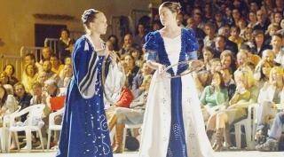 A sinistra la gara di lancio degli anelli a destra e sotto figuranti della contrada Porta Santa Maria al Pozzolo