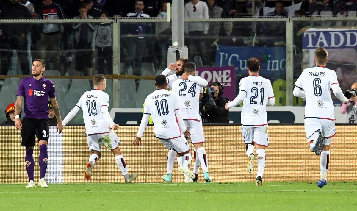 Pavoletti festeggia il gol e la nascita del figlio Giorgio insieme ai compagni