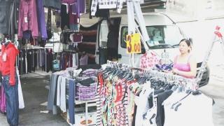 Un banco di abbigliamento al mercato gestito da cinesi: il ribasso dei prezzi praticato dagli orientali preoccupa gli operatori