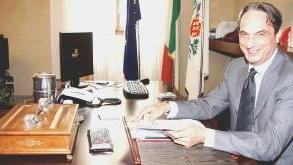 Il sindaco Roberto Cenni nel suo studio in Comune