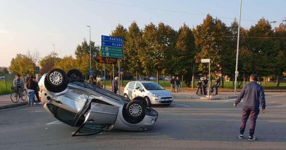 Via S. Anna, auto cappottata