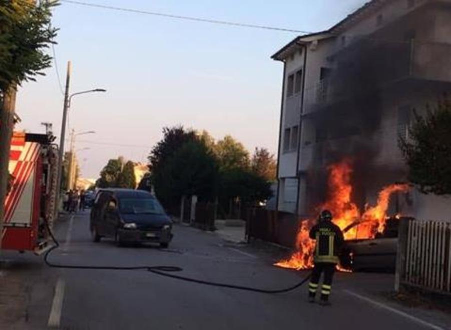 Scontro tra due auto: una prende fuoco conducente in ospedale
