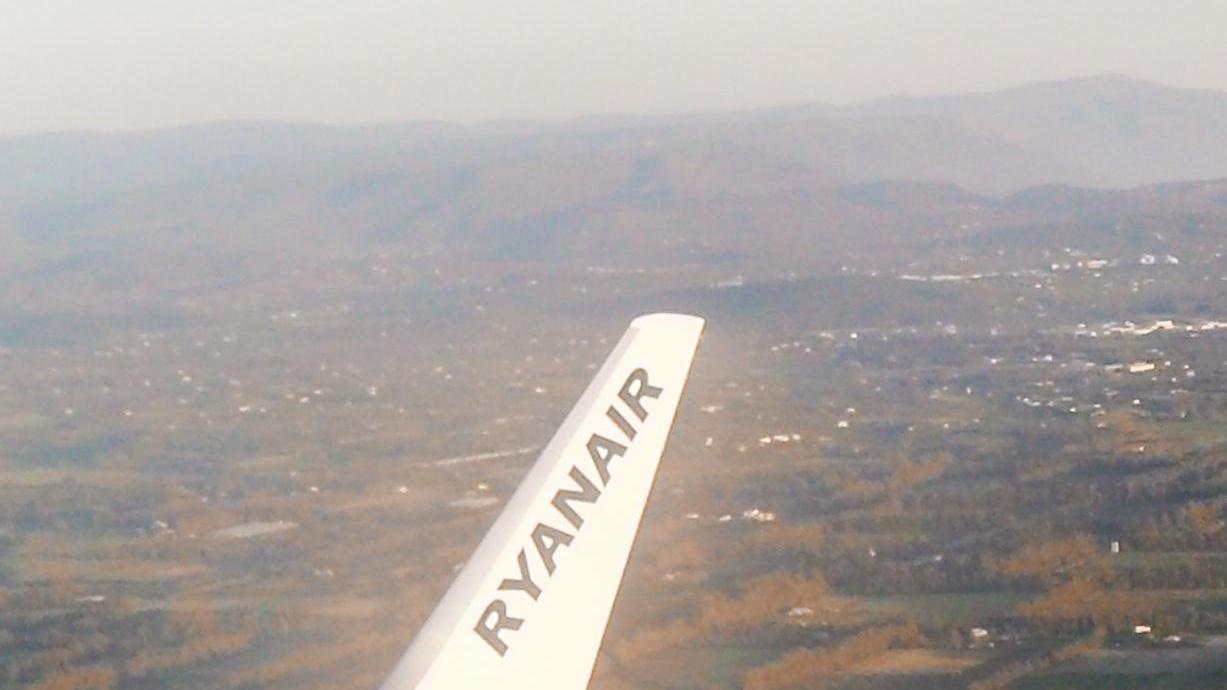 Ryanair lascia Alghero, la politica si divide 