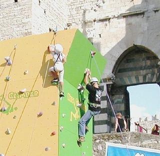Un’arrampicata in piazza delle Carceri l’anno scorso