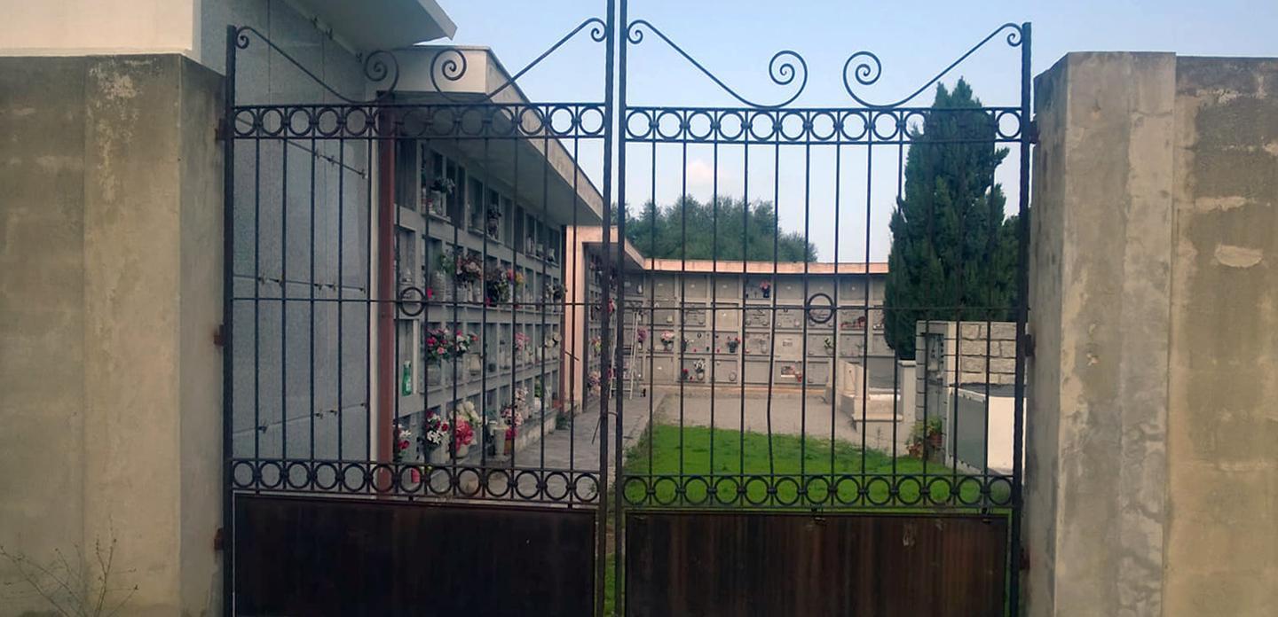 Crolli, degrado e incuria nel cimitero 