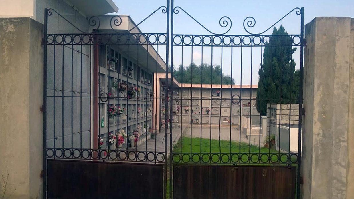 Crolli, degrado e incuria nel cimitero