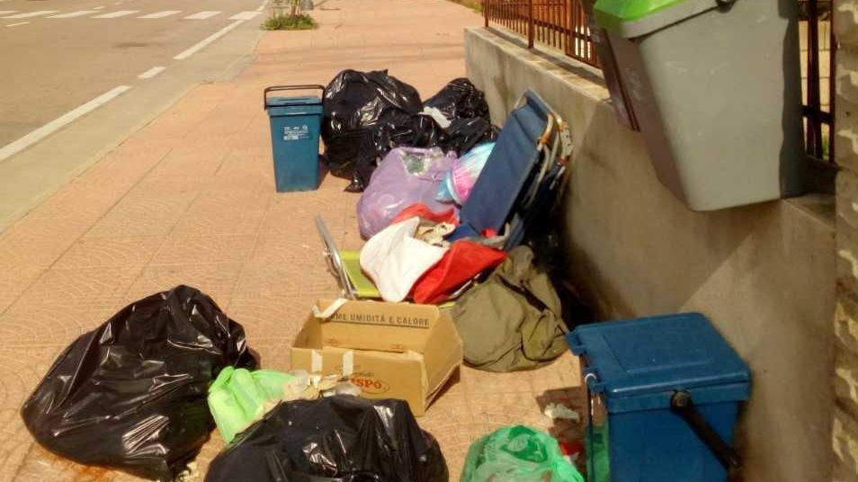 Pirati del sacchetto in via Petta Gli abitanti: «Basta, si intervenga»
