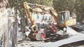 L’escavatore senza collaudo fermo sulle macerie di Piazza XX