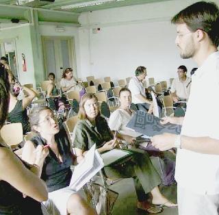 Un momento dell’assemblea dei precari della scuola di giovedì che ha deciso il presidio di oggi