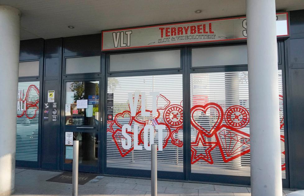 Con i cavi d’acciaio sradicano il self service e rubano le sigarette 