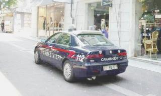 I carabinieri stanno indagando sulle biondine che hanno ingannato l’anziano. E lanciano l’allarme: non aprite la porta di casa agli sconosciuti