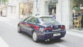 I carabinieri stanno indagando sulle biondine che hanno ingannato l’anziano. E lanciano l’allarme: non aprite la porta di casa agli sconosciuti