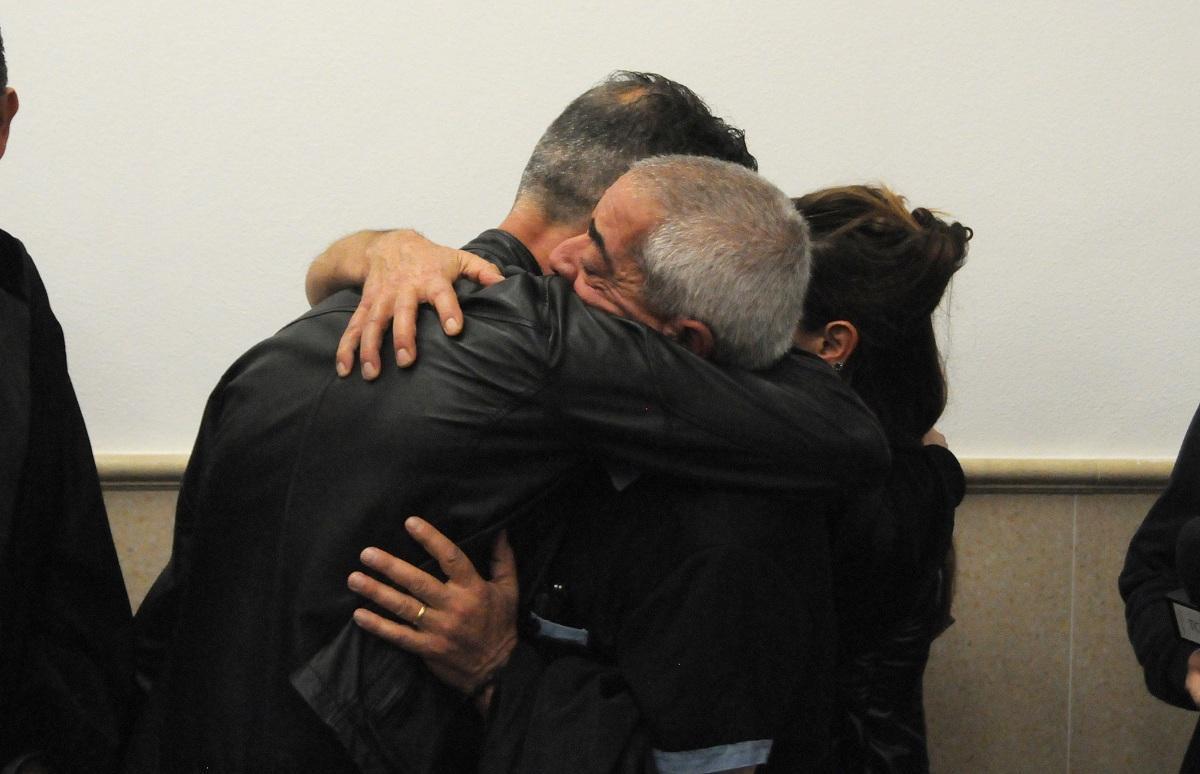 L'abbraccio tra Marco Masala e il cognato Francesco Dore (foto locci)