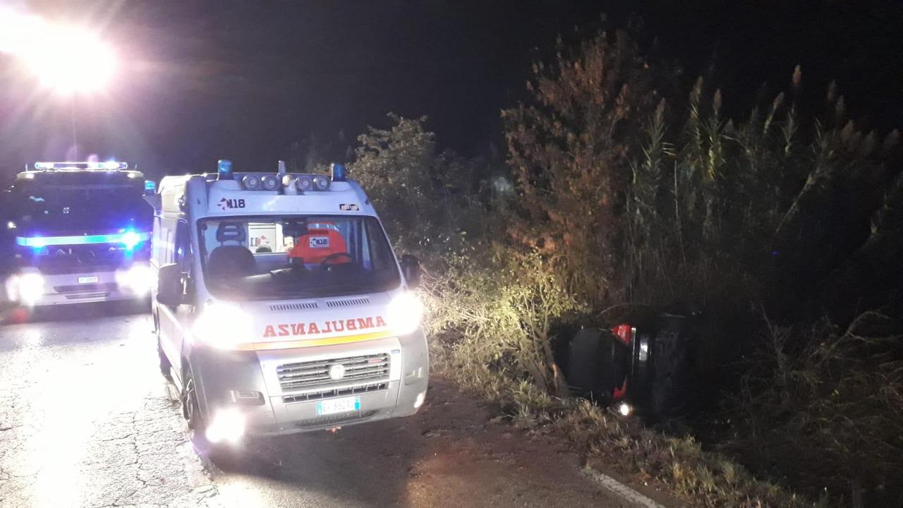 L'auto fuori strada e i soccorsi