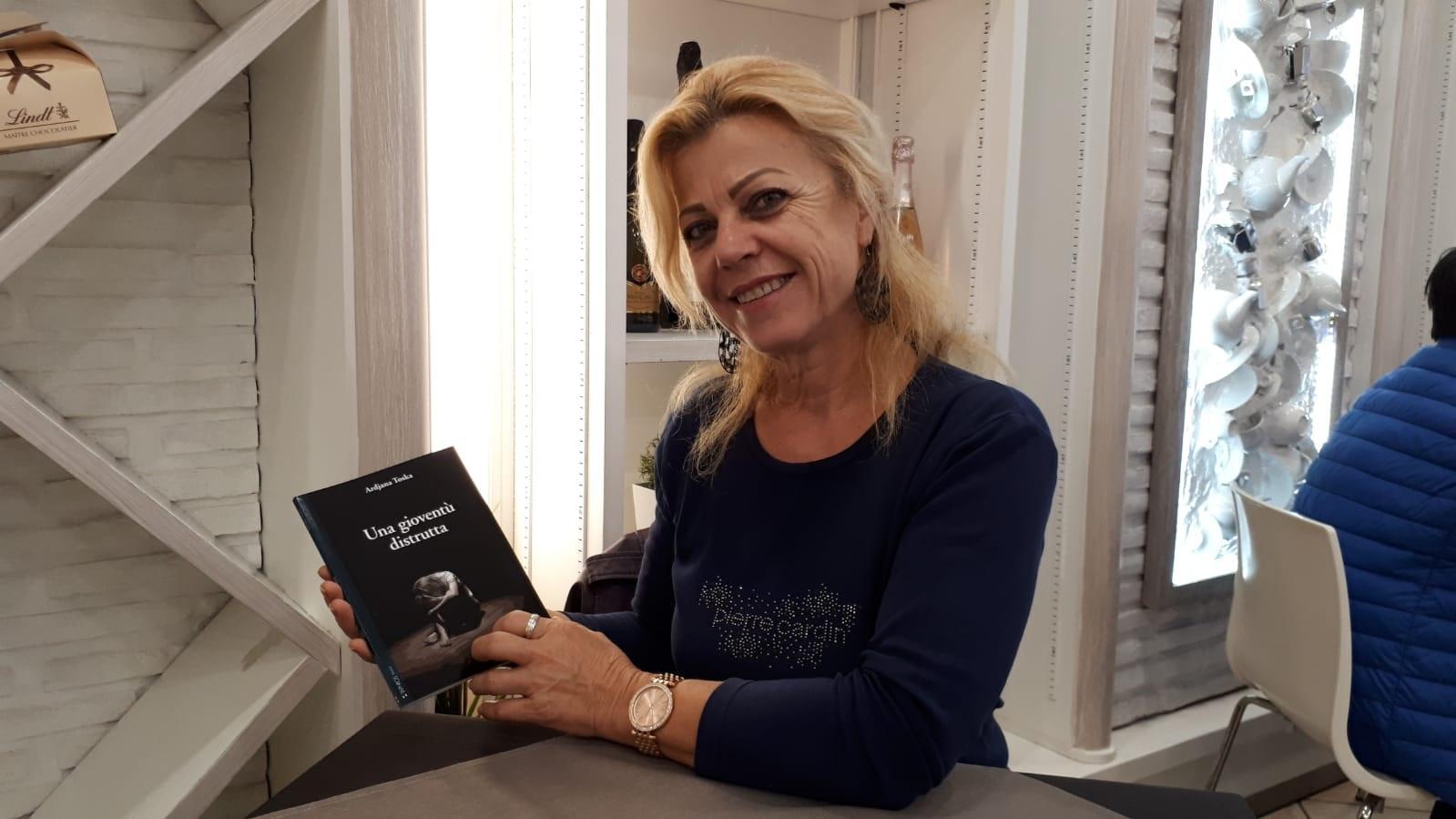 Diana Toska con il suo libro (foto Gavino Sanna)